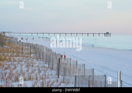 Una vista della spiaggia di Okala isola al tramonto. Foto Stock