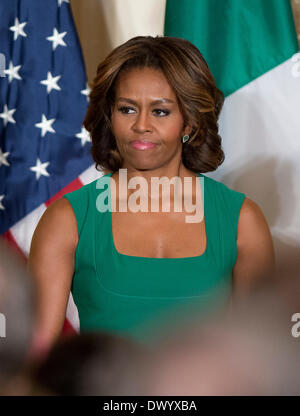 Washington, DC, Stati Uniti d'America. Xiv Mar, 2014. La first lady Michelle Obama assiste un il giorno di San Patrizio nel ricevimento offerto dal Presidente degli Stati Uniti Barack Obama e al quale ha partecipato anche il Primo Ministro Enda Kenny dell Irlanda nella Sala Est della Casa Bianca a Washington DC, USA, 14 marzo 2014. Foto: Ron Sachs/Piscina via CNP/dpa/Alamy Live News Foto Stock