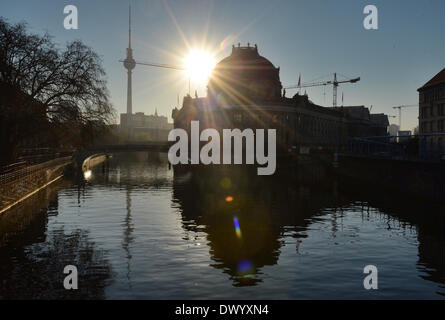 Berlino, Germania. 13 Mar, 2014. Il sole sorge sopra il Bodemuseum sulle rive del fiume Sprea a Berlino, Germania, 13 marzo 2014. Foto: Soeren Stache/dpa/Alamy Live News Foto Stock