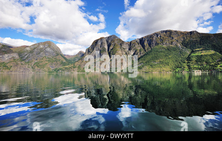 La riflessione di una panoramica di fiordi in Norvegia Foto Stock