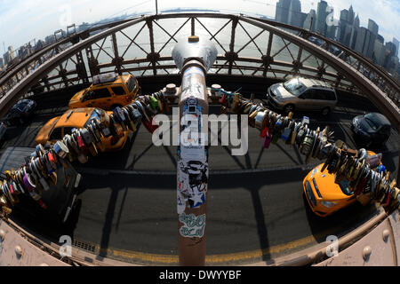 New York, Stati Uniti d'America. Decimo Mar, 2014. Amore blocca appendere alla balaustra del Ponte di Brooklyn a New York, USA, 10 marzo 2014. Foto: Felix Hoerhager/dpa - nessun filo servizio/dpa/Alamy Live News Foto Stock