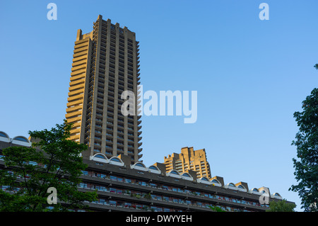 Un blocco di appartamenti in Barbican, Londra, Regno Unito Foto Stock