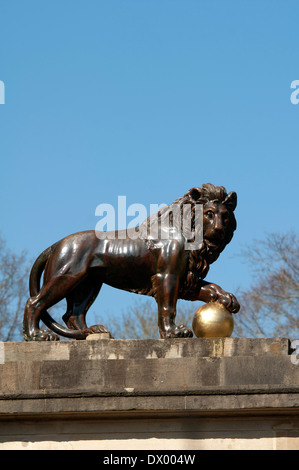 Scultura di Lion sul Royal Victoria Park gateway, bagno, Somerset, Inghilterra, Regno Unito Foto Stock