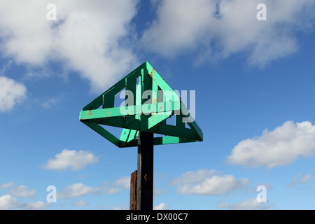 Mare verde marcatore groyne pozzetti accanto al mare Foto Stock