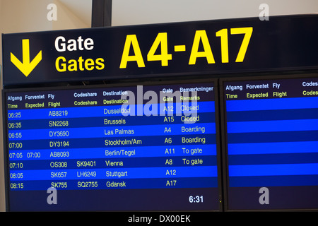 Informazioni per la partenza presso l'aeroporto Kastrup di Copenhagen, Danimarca. Foto Stock