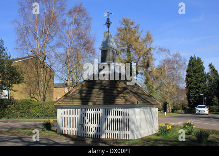 Il vecchio pozzo in corrispondenza della giunzione di Park Road e Woodmansterne Lane, Banstead. Foto Stock