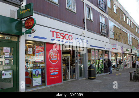 Tesco Express store nella High Street Banstead, Surrey, Inghilterra. Foto Stock