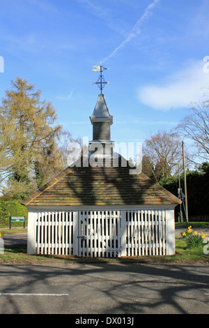 Il vecchio pozzo in corrispondenza della giunzione di Park Road e Woodmansterne Lane, Banstead. Foto Stock