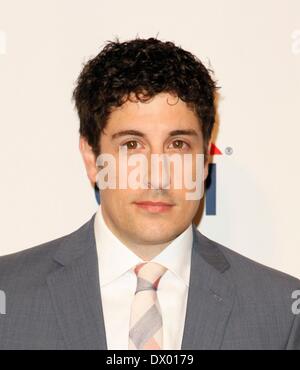 Los Angeles, CA, Stati Uniti d'America. Xiv Mar, 2014. Jason Biggs presso gli arrivi per il colore arancione è il nuovo nero alla XXXI Paleyfest annuale 2014, Dolby Theatre a Hollywood e Highland Center, Los Angeles, CA il 14 marzo 2014. Credito: Emiley Schweich/Everett raccolta/Alamy Live News Foto Stock