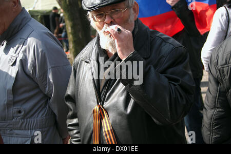 Luhansk, Ucraina. Il 15 marzo, 2014. Pro-russo attivista. La tanto vantata 30000th pro-rally russo in Lugansk fallito, aveva incontrato più di 150 collaboratori. Credito: Igor Golovnov/Alamy Live News Foto Stock