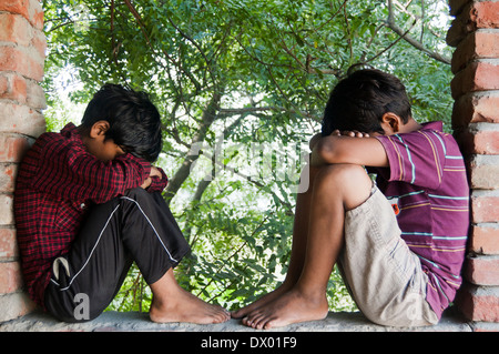 Rurale indiano bambini seduti a casa Foto Stock