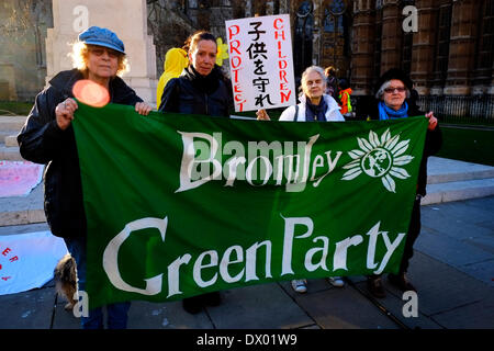 Londra, Regno Unito. Xv Mar, 2014. Anti manifestanti nucleari si sono riuniti per ricordare Fukushima Credito: Rachel Megawhat/Alamy Live News Foto Stock