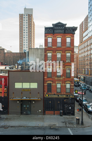 Edifici sulla 10th Avenue a 17th Street, visto dalla linea alta, New York elevata dell parco creato su un in disuso la linea ferroviaria. Foto Stock