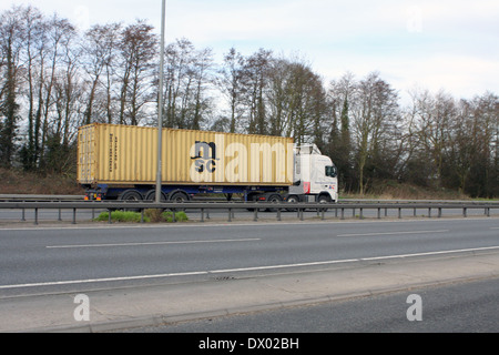 Un autocarro articolato che viaggiano lungo la A12 strada in Essex, Inghilterra Foto Stock