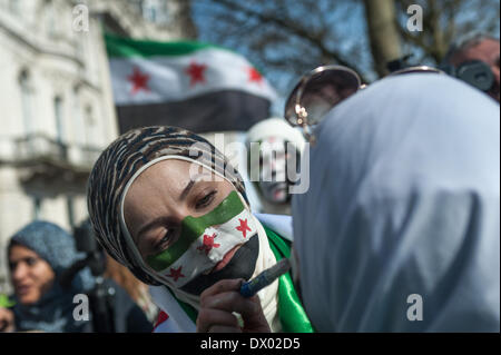 UK, Londra, 15 marzo 2014, si verificano il terzo anniversario della Rivoluzione siriana, gli Aramei da tutto il Regno Unito è arrivato a Londra per protestare contro la violenza nel loro paese e per il Presidente Bashar al-Assad. Il conflitto è iniziato il 15 marzo 2011 dopo sollevazioni popolari che rovesciò i dittatori in Tunisia e in Egitto e si è trasformata in una vera e propria guerra civile, lasciando oltre 100.000 morti e costringendo i circa 9 milioni di persone dalle loro case. Credito: Andrea Falletta/Alamy Live News Foto Stock