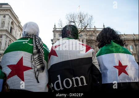 UK, Londra, 15 marzo 2014, si verificano il terzo anniversario della Rivoluzione siriana, gli Aramei da tutto il Regno Unito è arrivato a Londra per protestare contro la violenza nel loro paese e per il Presidente Bashar al-Assad. Il conflitto è iniziato il 15 marzo 2011 dopo sollevazioni popolari che rovesciò i dittatori in Tunisia e in Egitto e si è trasformata in una vera e propria guerra civile, lasciando oltre 100.000 morti e costringendo i circa 9 milioni di persone dalle loro case. Credito: Andrea Falletta/Alamy Live News Foto Stock