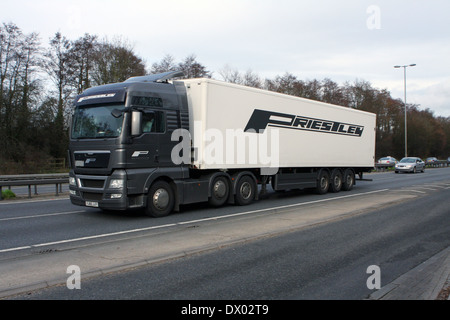 Un autocarro articolato che viaggiano lungo la A12 strada in Essex, Inghilterra Foto Stock