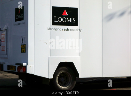 Logo su Loomis cash portante van blindati, Londra Foto Stock