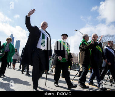 Chicago, Stati Uniti d'America. Xv Mar, 2014. Governatore dell'Illinois Pat Quinn le onde a gli spettatori durante la festa di San Patrizio Parade presso il centro di Chicago, Stati Uniti, il 15 marzo 2014. Credito: Shen Ting/Xinhua/Alamy Live News Foto Stock