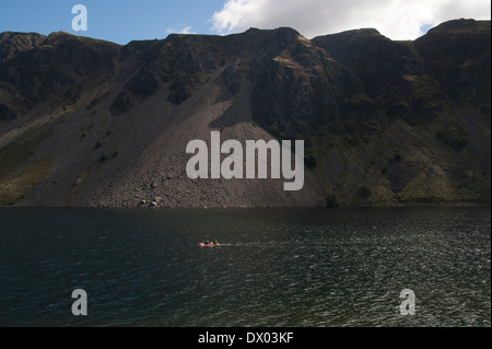 Due persone canoa sul Wastwater in una giornata di sole nel distretto del lago. Lo sfondo è fatta del famoso ghiaioni Foto Stock