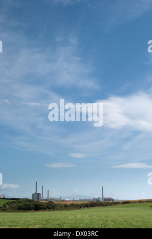 Sellafield nucleare di Sellafield impianto di trattamento di rifiuti sotto un immenso cielo blu Foto Stock