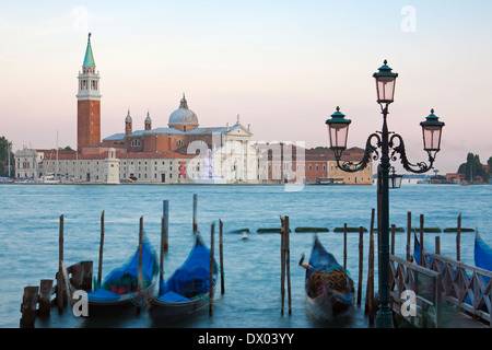 Gondole a Riva degli Schiavoni Gondola pier sul Canale Grande e San Giorgio di maggiore chiesa in Venezia Foto Stock