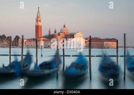 Gondole a Riva degli Schiavoni Gondola pier sul Canale Grande e San Giorgio di maggiore chiesa in Venezia Foto Stock
