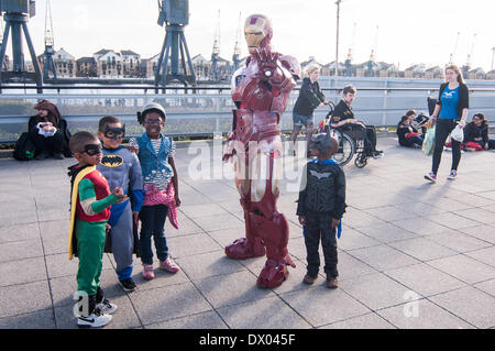 Centro Excel, Royal Victoria Dock, Londra, Regno Unito, 15 marzo 2014. Gli ospiti frequentano il fumetto convenzione vestito come il loro preferito personaggio dei fumetti. Nella foto, l'uomo del ferro e i giovani tifosi. Credito: Stephen Chung/Alamy Live News Foto Stock