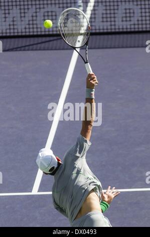 Los Angeles, California, USA. Xv Mar, 2014. Novak Djokovic, della Serbia, serve a John Isner NEGLI STATI UNITI D' AMERICA, durante il loro semifinale al BNP Paribas Open Tennis Tournament, Sabato, 15 marzo 2014, in Indian Wells, California. Djokovic ha vinto 7-5, 6-7 (2), 6-1. Credito: Ringo Chiu/ZUMAPRESS.com/Alamy Live News Foto Stock