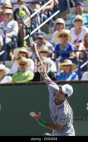 Los Angeles, California, USA. Xv Mar, 2014. Novak Djokovic, della Serbia, serve a John Isner NEGLI STATI UNITI D' AMERICA, durante il loro semifinale al BNP Paribas Open Tennis Tournament, Sabato, 15 marzo 2014, in Indian Wells, California. Djokovic ha vinto 7-5, 6-7 (2), 6-1. Credito: Ringo Chiu/ZUMAPRESS.com/Alamy Live News Foto Stock