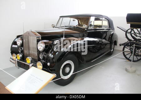 Lubiana. Xv Mar, 2014. Foto scattata il 15 marzo 2014 mostra il Silver Wraith di Rolls Royce, uno dei famosi limousines appartenenti alla fine il Presidente jugoslavo Josip Broz Tito è in esposizione presso il Museo della Tecnica della Slovenia, a circa trenta chilometri a sudovest della capitale Lubiana. Credito: Zhao Yi/Xinhua/Alamy Live News Foto Stock