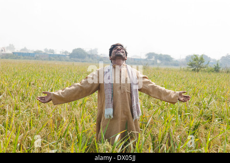 1 L'agricoltore indiano in piedi in fattoria Foto Stock