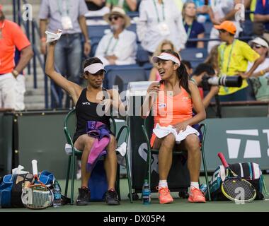 Los Angeles, California, USA. Xv Mar, 2014. Shuai Peng della Cina, destra, celebra con il suo partner Su-Wei-Hsieh di Taipei (Taiwan), dopo la sconfitta di Cara BLACK dello Zimbabwe e Sania MIRZA dell India, durante una donna raddoppia il match finale al BNP Paribas Open Tennis Tournament, Sabato, 15 marzo 2014 in Indian Wells, California. Peng e Hsieh ha vinto il titolo 7-6. 6-2. Credito: Ringo Chiu/ZUMAPRESS.com/Alamy Live News Foto Stock