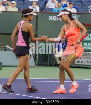 Los Angeles, California, USA. Xv Mar, 2014. Shuai Peng della Cina, destra, saluta con il suo partner Su-Wei-Hsieh di Taipei (Taiwan), durante una donna raddoppia il match finale al BNP Paribas Open Tennis Tournament contro Cara Black dello Zimbabwe e Sania MIRZA dell India, Sabato, 15 marzo 2014 in Indian Wells, California. Peng e Hsieh ha vinto il titolo 7-6. 6-2. Credito: Ringo Chiu/ZUMAPRESS.com/Alamy Live News Foto Stock