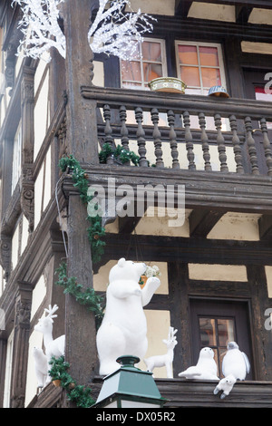 Le decorazioni di Natale sulla parte esterna di una tradizionale casa in legno e muratura a Strasburgo, Francia Foto Stock