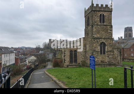 'Saint Margherita di Antiochia' chiesa in Durham. La Cattedrale di Durham e catle sono visibili dietro la Chiesa. Foto Stock