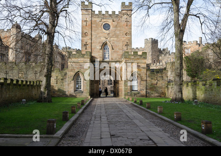 I cancelli di Durham Castle, nella contea di Durham, Inghilterra. Proprio ora e utilizzato dall'università come studenti quarti e il disordine. Foto Stock