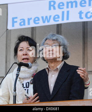 Tokyo, Giappone. Xv Mar, 2014. Attrice giapponese e attivista Midori Kiuchi, sinistra, risolve una massiccia anti-nucleare rally di protesta a Tokyo il Sabato, 15 marzo 2014. Circa 5 mila dimostranti radunati a Anfiteatro di Hibiya nel cuore di Tokyo, per protestare contro il progetto di riavvio di reattori nucleari prima del terzo anniversario del disastro di Fukushina n. 1 impianto nuclar. Credito: Natsuki Sakai/AFLO/Alamy Live News Foto Stock
