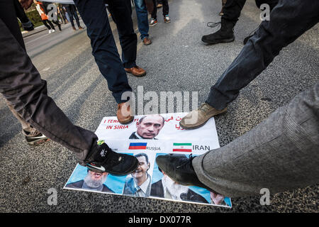 Roma, Italia - 15 Marzo 2014: siriana manifestanti calpestare un banner con le facce di Vladimir Putin e Bashar Assad la lettura " Siria terroristi dell'. Migliaia di siriani e i loro sostenitori da tutta Italia ha portato per le strade di Roma durante una dimostrazione per commemorare il terzo anniversario della Rivoluzione siriana contro il governo del Presidente Bashar Assad. (Foto di Giuseppe Ciccia / Pacific Stampa) Foto Stock