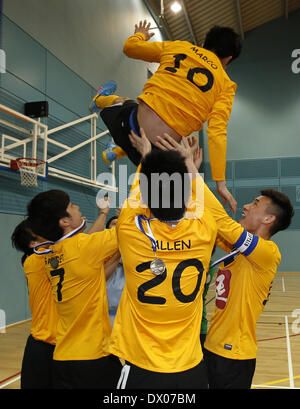 Cambridge, Regno Unito. Xv Mar, 2014. I giocatori dell'Università di Sheffield e società di Hong Kong (SHKS) Team celebrare mescolando fino il compagno di squadra Kwok Yin Tang Marco durante la cerimonia di premiazione per il Regno Unito il cinese di calcio a cinque calcio indoor University Cup 2014 presso l' Università di Cambridge Sports Centre di Cambridge, Gran Bretagna, il 15 marzo 2014. Team SHKS rivendicato il titolo sconfiggendo il team cinese di studenti e studiosi di associazione in Cambridge(CSSA) con 4-1 in finale. Credito: Wang Lili/Xinhua/Alamy Live News Foto Stock