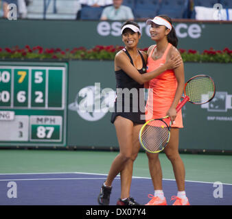 Indian Wells, STATI UNITI D'AMERICA. Xv Mar, 2014. Peng Shuai (R) della Cina e Hsieh Su-Wei di Taipei cinese celebrare la vittoria durante il doppio femminile partita finale contro Sania MIRZA di India e cara Black dello Zimbabwe al BNP Paribas Open di Indian Wells, California, Stati Uniti, il 15 marzo 2014. Peng Shuai e Hsieh Su-Wei ha vinto 2-0 la rivendicazione del titolo. Credito: Yang Lei/Xinhua/Alamy Live News Foto Stock