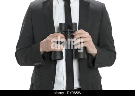 Primo piano di un uomo con il binocolo isolato su bianco Foto Stock