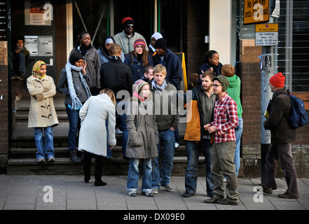 Giovani in Bristol come parte di un VSO scambio culturale in cui i giovani provenienti da paesi in via di sviluppo fanno volontariato NEL REGNO UNITO Foto Stock