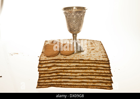 Matzoth, Kiddush Silver Cup e noci per il seder pasquale Foto Stock