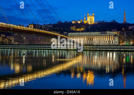 Bella vista del fiume Saone a Lione da notte, Francia Foto Stock