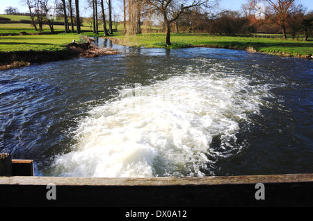 Una vista di acqua turbolenta di uscire dal mulino Bintree sluice bypass a Bintree, Norfolk, Inghilterra, Regno Unito. Foto Stock