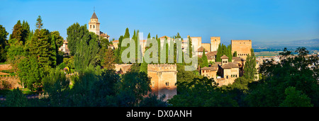 Vista panoramica della Islmaic Moresco Alhambra Palace comples e fortificazioni. Granada, Andalusia, Spagna. Foto Stock