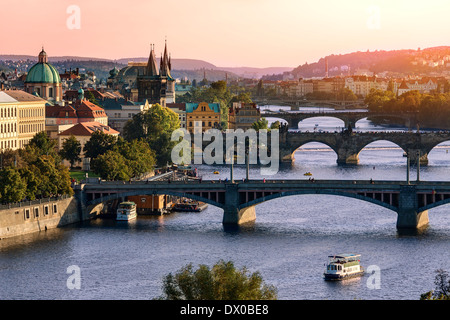 Nel corso del fiume Vitava e il ponte di Carlo e ponti di Praga. Foto Stock