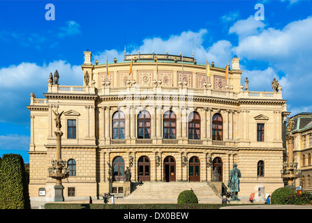 La sala concerti Rudolfinum e statua di comoser Dvorak. Foto Stock