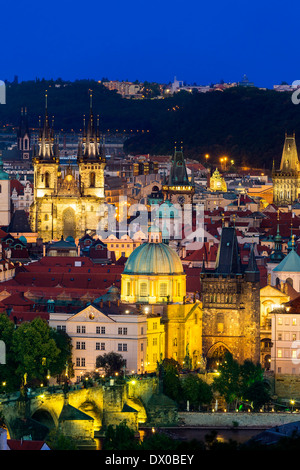 Repubblica ceca, Skyline di Praga al crepuscolo Foto Stock
